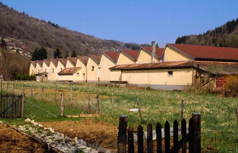 Mur-pignons ouest et sheds des ateliers de la nouvelle usine de bonneterie. © Région Bourgogne-Franche-Comté, Inventaire du patrimoine Mur-pignons ouest et sheds des ateliers de la nouvelle usine de bonneterie. © Région Bourgogne-Franche-Comté, Inventaire du patrimoine
