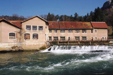 Bâtiment d'eau et atelier de fabrication du moulin depuis la rive gauche de la Loue. © Région Bourgogne-Franche-Comté, Inventaire du patrimoine Bâtiment d'eau et atelier de fabrication du moulin depuis la rive gauche de la Loue. © Région Bourgogne-Franche-Comté, Inventaire du patrimoine