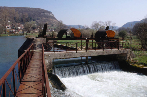 Passerelle et vannage de décharge du barrage. © Région Bourgogne-Franche-Comté, Inventaire du patrimoine Passerelle et vannage de décharge du barrage. © Région Bourgogne-Franche-Comté, Inventaire du patrimoine