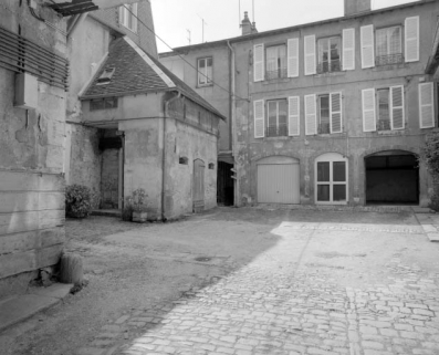 Vue d'ensemble de la cour de trois quarts gauche. © Région Bourgogne-Franche-Comté, Inventaire du patrimoine