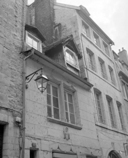 Façade sur rue : détail du premier étage. © Région Bourgogne-Franche-Comté, Inventaire du patrimoine