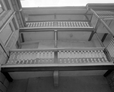 Détail de la coursière prolongeant l'escalier à cage ouverte sur cour. © Région Bourgogne-Franche-Comté, Inventaire du patrimoine