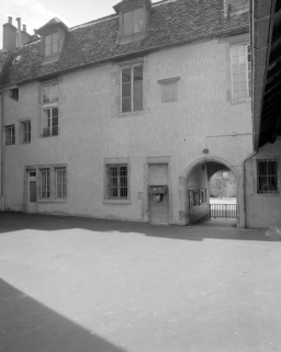 Vue d'ensemble de la façade antérieure du logis secondaire entre première et deuxième cour : de trois-quart gauche. © Région Bourgogne-Franche-Comté, Inventaire du patrimoine