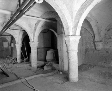 Sous-sol de la partie droite du logis principal : vue d'ensemble de trois-quart droit. © Région Bourgogne-Franche-Comté, Inventaire du patrimoine