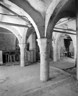 Sous-sol de la partie droite du logis principal : vue d'ensemble de trois-quart gauche. © Région Bourgogne-Franche-Comté, Inventaire du patrimoine