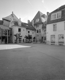 Vue d'ensemble des bâtiments dans la deuxième cour : vue éloignée. © Région Bourgogne-Franche-Comté, Inventaire du patrimoine