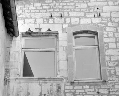 Logis principal : détail d'une baie de l'aile sur la deuxième cour. © Région Bourgogne-Franche-Comté, Inventaire du patrimoine