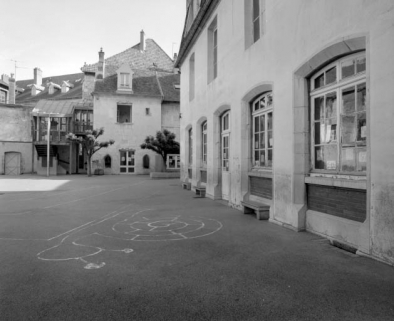 Vue d'ensemble éloignée de la partie gauche du bâtiment à droite de la deuxième cour. © Région Bourgogne-Franche-Comté, Inventaire du patrimoine