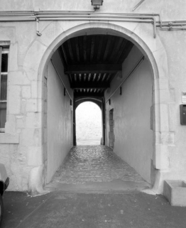Vue d'ensemble de l'allée cochère du logis principal depuis la première cour. © Région Bourgogne-Franche-Comté, Inventaire du patrimoine