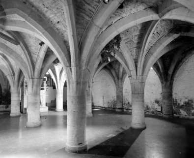 Sous-sol de l'aile droite : vue d'ensemble depuis l'entrée, de trois-quart droit. © Région Bourgogne-Franche-Comté, Inventaire du patrimoine