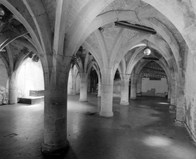 Sous-sol de l'aile droite : vue d'ensemble depuis l'entrée, partie droite. © Région Bourgogne-Franche-Comté, Inventaire du patrimoine