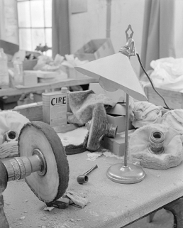 Trois mandrins posés sur un établi (atelier de finissage). © Région Bourgogne-Franche-Comté, Inventaire du patrimoine