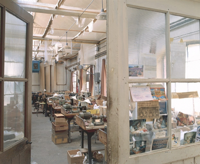 Atelier de fabrication secondaire des pipes (dit atelier de finissage) depuis la pièce du vernissage. © Région Bourgogne-Franche-Comté, Inventaire du patrimoine