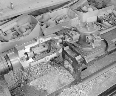 Tour (atelier de finissage). Les mâchoires et le revolver alignés. © Région Bourgogne-Franche-Comté, Inventaire du patrimoine