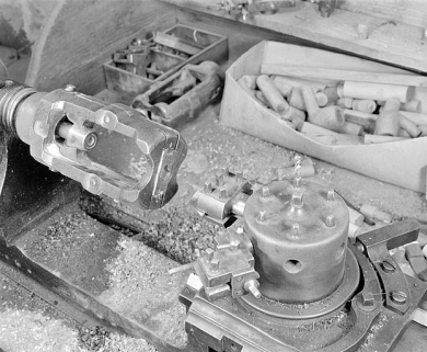 Tour (atelier de finissage). Les mâchoires et le revolver alignés, vus de trois quarts droite. © Région Bourgogne-Franche-Comté, Inventaire du patrimoine