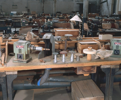 Vue d'ensemble d'un polissoir, de ses différents mandrins et de la bouche d'aspiration des poussières (atelier principal). © Région Bourgogne-Franche-Comté, Inventaire du patrimoine