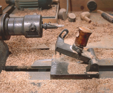 La cuillère et lui, faisant face, le fourneau à usiner sur son chariot mobile. © Région Bourgogne-Franche-Comté, Inventaire du patrimoine