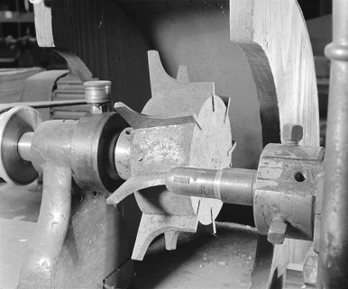 Détail de la fraise et du système de fixation du fourneau par l'intérieur du foyer (arrondisseur de l'atelier principal). © Région Bourgogne-Franche-Comté, Inventaire du patrimoine