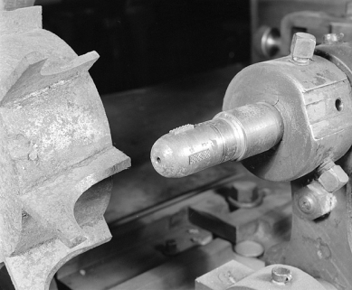 Détail de la fraise et du système de fixation du fourneau par l'intérieur du foyer (arrondisseur de l'atelier principal). © Région Bourgogne-Franche-Comté, Inventaire du patrimoine