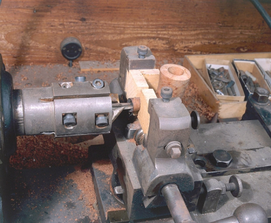 Le mandrin pénètre dans la tige pour la chanfreiner (atelier principal). © Région Bourgogne-Franche-Comté, Inventaire du patrimoine