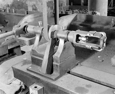 Tour central (atelier principal) : à gauche, la manette qui dessert les mâchoires. © Région Bourgogne-Franche-Comté, Inventaire du patrimoine