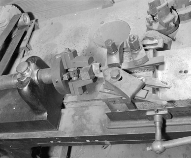 Mandrin "gueule de loup" et chariot porte-outil (atelier principal). © Région Bourgogne-Franche-Comté, Inventaire du patrimoine