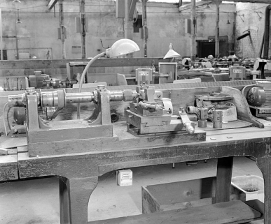 Déplacement de la troisième main vers la gauche : la mèche perce la tige (atelier principal). © Région Bourgogne-Franche-Comté, Inventaire du patrimoine