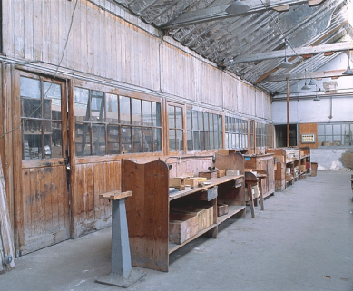Baies vitrées de divers ateliers (vérification, préparation des teintures) et établis de travail dans l'atelier de fabrication principal des pipes. © Région Bourgogne-Franche-Comté, Inventaire du patrimoine