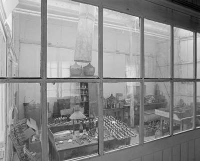 Atelier de teinture est vu à travers les vitres du couloir. © Région Bourgogne-Franche-Comté, Inventaire du patrimoine