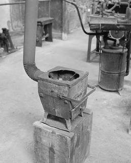 Petit poêle situé devant la forge. © Région Bourgogne-Franche-Comté, Inventaire du patrimoine