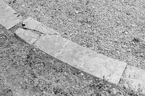 L'une des pierres de l'ellipse, avant restauration. © Région Bourgogne-Franche-Comté, Inventaire du patrimoine L'une des pierres de l'ellipse, avant restauration. © Région Bourgogne-Franche-Comté, Inventaire du patrimoine