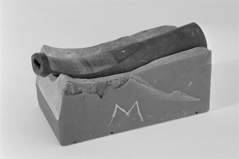 Détail d'un tuyau en ébonite moulé dans son marbre. © Région Bourgogne-Franche-Comté, Inventaire du patrimoine