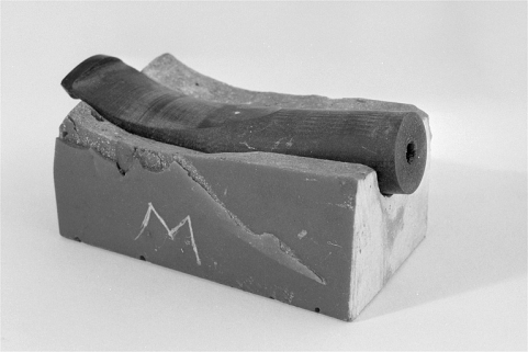 Détail d'un second tuyau en ébonite moulé dans son marbre. © Région Bourgogne-Franche-Comté, Inventaire du patrimoine