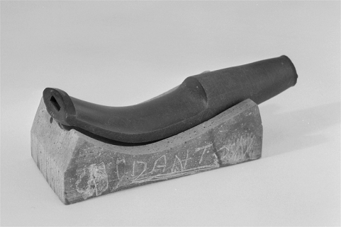 Détail d'un tuyau en ébonite moulé dans son marbre. © Région Bourgogne-Franche-Comté, Inventaire du patrimoine