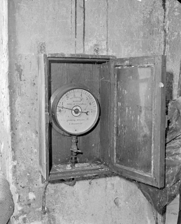Placé dans l'atelier de mécanique, au-dessus de la pompe, ce cadran permettait de contrôler le niveau d'eau du réservoir. © Région Bourgogne-Franche-Comté, Inventaire du patrimoine