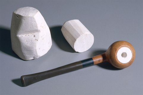 Bloc d'écume de mer et culottage d'une pipe en bruyère. © Région Bourgogne-Franche-Comté, Inventaire du patrimoine