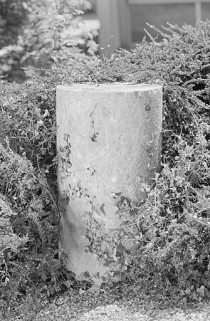 Pilier pour instrument mobile, à l'avant du laboratoire d'essais et bureaux (partie sud du site). © Région Bourgogne-Franche-Comté, Inventaire du patrimoine