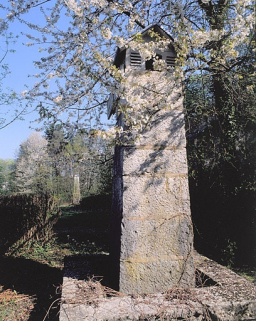 Partie nord : pilier sud des mires nord de la lunette méridienne. © Région Bourgogne-Franche-Comté, Inventaire du patrimoine Partie nord : pilier sud des mires nord de la lunette méridienne. © Région Bourgogne-Franche-Comté, Inventaire du patrimoine