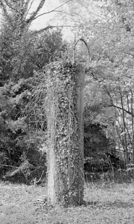 Pilier nord de la mire nord : vue latérale. © Région Bourgogne-Franche-Comté, Inventaire du patrimoine