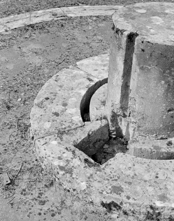 Base du pilier central, sur lequel reposait l'instrument. L'espace isole le pilier du sol du reste du bâtiment. © Région Bourgogne-Franche-Comté, Inventaire du patrimoine