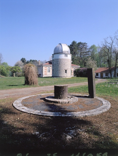 Vue d'ensemble des vestiges de la seconde coupole de la lunette. L'instrument reposait sur le pilier central ; les autres piliers étaient destinés à la mire et à l'horloge. © Région Bourgogne-Franche-Comté, Inventaire du patrimoine