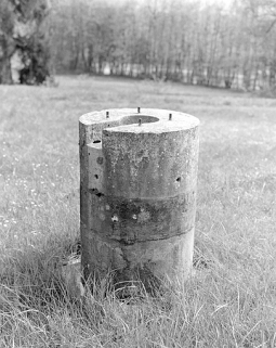 Pilier pour instrument mobile, à l'arrière du laboratoire d'essais et bureaux (partie sud du site). © Région Bourgogne-Franche-Comté, Inventaire du patrimoine