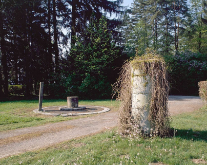 Vue d'ensemble des vestiges de la seconde coupole de la lunette. L'instrument reposait sur le pilier central ; les autres piliers étaient destinés à la mire et à l'horloge. © Région Bourgogne-Franche-Comté, Inventaire du patrimoine