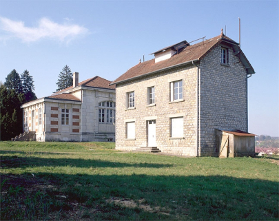 Partie nord : laboratoire d'essais dit pavillon des horloges à diapason et bibliothèque. © Région Bourgogne-Franche-Comté, Inventaire du patrimoine Partie nord : laboratoire d'essais dit pavillon des horloges à diapason et bibliothèque. © Région Bourgogne-Franche-Comté, Inventaire du patrimoine