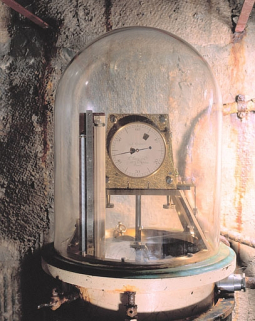 Partie supérieure, sous la cloche en verre. © Région Bourgogne-Franche-Comté, Inventaire du patrimoine Partie supérieure, sous la cloche en verre. © Région Bourgogne-Franche-Comté, Inventaire du patrimoine