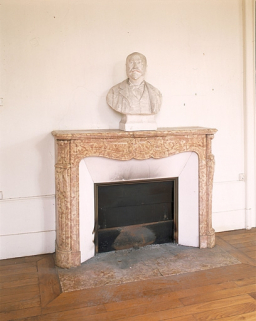 Partie sud : maison du directeur, la cheminée du salon en marbre de Sampans. © Région Bourgogne-Franche-Comté, Inventaire du patrimoine Partie sud : maison du directeur, la cheminée du salon en marbre de Sampans. © Région Bourgogne-Franche-Comté, Inventaire du patrimoine