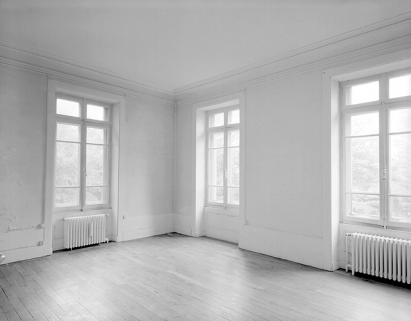 Partie sud : maison du directeur, le salon (angle sud-est). © Région Bourgogne-Franche-Comté, Inventaire du patrimoine Partie sud : maison du directeur, le salon (angle sud-est). © Région Bourgogne-Franche-Comté, Inventaire du patrimoine