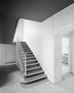 Partie sud : maison du directeur, escalier. © Région Bourgogne-Franche-Comté, Inventaire du patrimoine Partie sud : maison du directeur, escalier. © Région Bourgogne-Franche-Comté, Inventaire du patrimoine