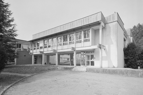 Partie sud : laboratoire d'essais et bureaux, galerie couverte de 1980-1981 au sud-est. © Région Bourgogne-Franche-Comté, Inventaire du patrimoine Partie sud : laboratoire d'essais et bureaux, galerie couverte de 1980-1981 au sud-est. © Région Bourgogne-Franche-Comté, Inventaire du patrimoine