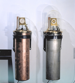 Horloges n° 1450 (à gauche) et 1723 (à droite) exposées au Musée du Temps. © Région Bourgogne-Franche-Comté, Inventaire du patrimoine Horloges n° 1450 (à gauche) et 1723 (à droite) exposées au Musée du Temps. © Région Bourgogne-Franche-Comté, Inventaire du patrimoine